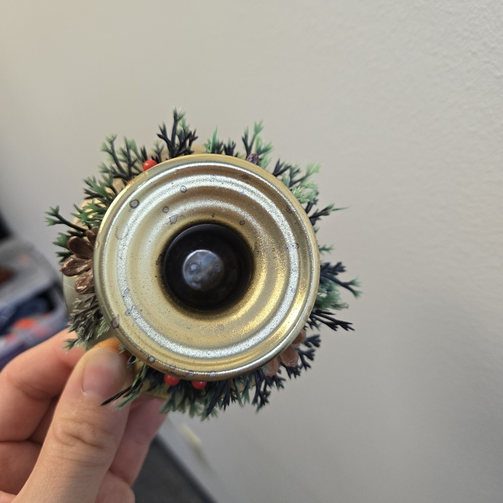 Gold Metal Christmas Wreath Candle Holder - Picture 2 of 2
